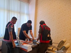 Kantor Dinkes KBB Digeledah Kaitan Korupsi Pengadaan Karavan COVID-19