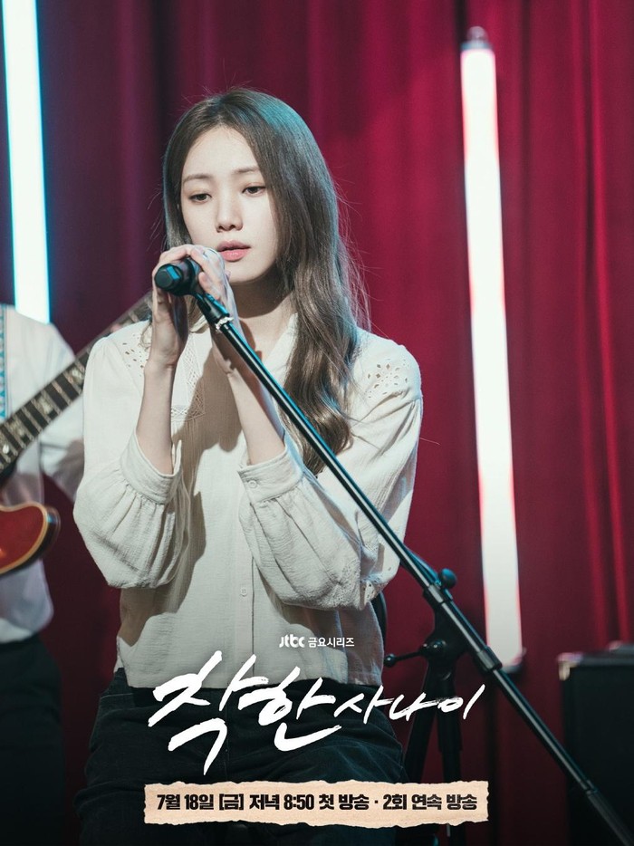 Di sisi lain, Kang Mi Young sendiri merupakan perempuan yang bercita-cita menjadi penyanyi. Namun, ia memiliki luka emosional yang membekas sekaligus kerap merasa demam panggung./ Foto: instagram.com/jtbcdrama