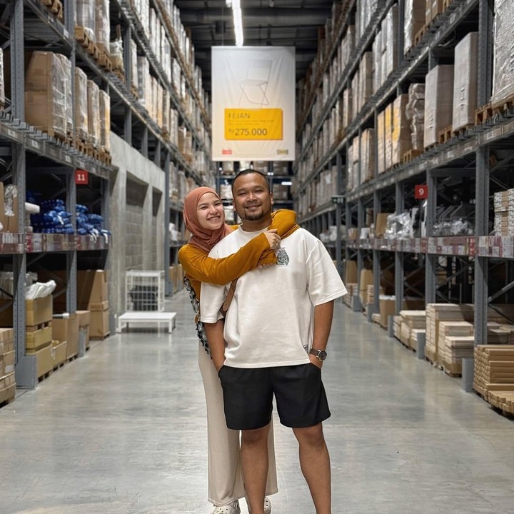 <p>Melalui unggahan ini, Marsha mengungkap rasa syukurnya karena mendapatkan support system dari suami selama kehamilan. Ia merasa sang suami selalu memberikan yang terbaik untuk keluarganya. "Rumah kita itu nggak cuma tempat tinggal, tapi tempat paling hangat karena ada kamu &amp; anak2. Makasih udah selalu support aku, nemenin di setiap langkah, dan jadi bobo yg terbaik buat Kato, Kyoda, Kaiya, dan calon baby K.. GAK SABAR BGTTT pengen kasih tau cw apa cowoknya beserta namanyaaa," tulisnya. (Foto: Instagram @marshanatika)</p>