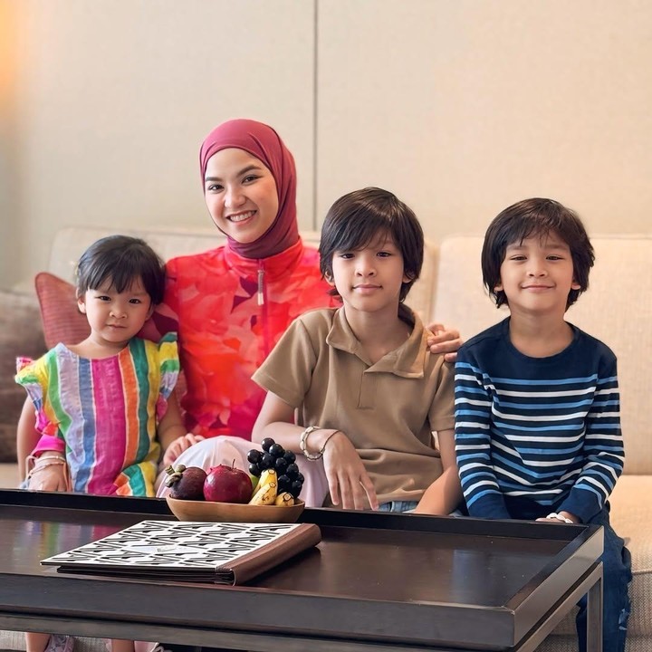 <p>Marsha Natika resmi menikah dengan Yuda Fajrin pada 24 Oktober 2015. Dari pernikahan ini, keduanya telah dikaruniai tiga anak, yakni Kato Yarsha Fajrin, Kyoda Mahada Fajrin, dan Kaiya Katsuya Fajrin. (Foto: Instagram @marshanatika)</p>