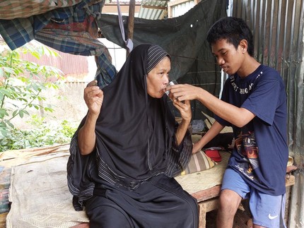 Hidup Nenek Syamsiah, Sakit Keras Mengurus Anak Disabilitas di Rumah Tak Layak