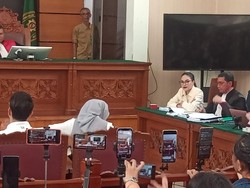 Tatapan Tajam Nikita Mirzani Saat Reza Gladys Bersaksi