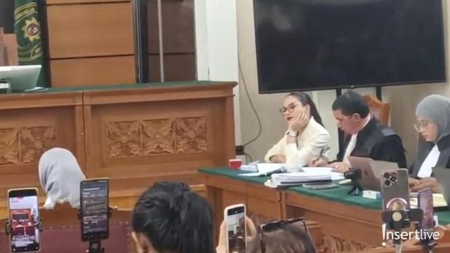 Tatapan Nikita Mirzani Saat Reza Gladys Beri Kesaksian