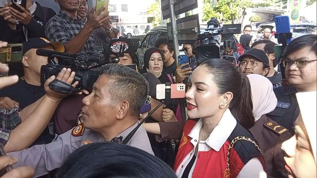 Nikita Mirzani menuding produk kecantikan yang dijual Reza Gladys belum punya izin resmi BPOM. Ia pun bawa bukti ke sidang 24 Juli.