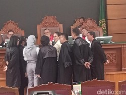 Panas! Nikita Mirzani dan Reza Gladys Cekcok di Ruang Sidang