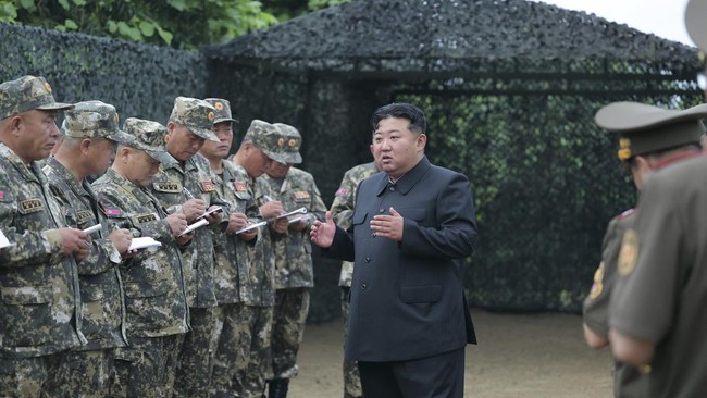 Kim Jong Un pantau langsung latihan militer Korut, serukan siap-siap hadapi perang sungguhan.