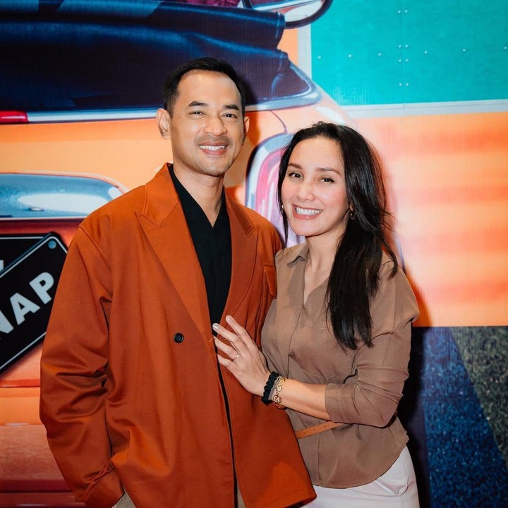 <p>Menjalani kehidupan sebagai pasangan artis mungkin tidak mudah. Sebab, mereka tak luput dari perhatian dan asumsi publik. Namun, tak sedikit juga para artis yang langgeng menjalani rumah tangga dan jauh dari gosip miring. Salah satunya adalah pasangan Oka Antara dan Rara Wiritanaya. (Foto: Instagram@oka_antara)</p>