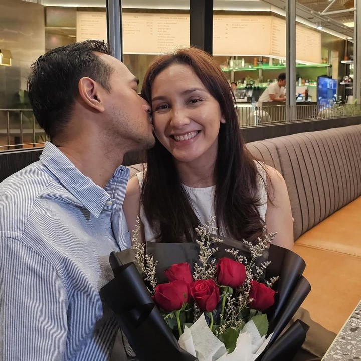 <p>Hal itu diketahui langsung melalui beberapa momen yang dibagikan di Instagram pribadinya. Misalnya saja seperti foto berikut ketika Oka dan sang istri merayakan ulang tahun pernikahannya. Ia tak sungkan mengunggah foto saat mencium istrinya. &ldquo;17 tahun,&rdquo; tulis Oka, dikutip dari laman Instagram <em>@oka_antara,</em> Kamis (24/7/2025). (Foto: Instagram@oka_antara)</p>