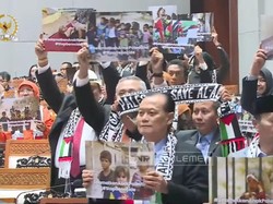 Momen Anggota DPR Ramai-ramai Angkat Poster Dukung Palestina saat Paripurna
