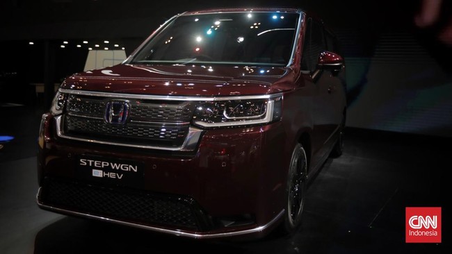 Honda memberikan MPV hybrid Step WGN setidaknya 100 fitur penunjang kenyamanan kabin, kepraktisan sehari-hari, fleksibilitas dan keamanan.