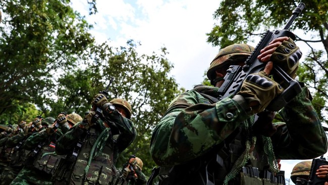 Thailand meluncurkan jet tempur ke Kamboja pada Kamis (24/7) usai pasukan militer kedua negara lagi-lagi terlibat bentrok di perbatasan.