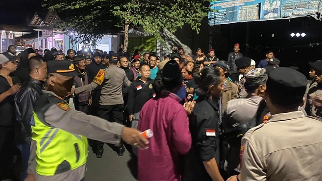 Bentrokan saat ceramah Rizieq Shihab di Pemalang melibatkan 15 korban, termasuk anggota Polri. Kapolres mengimbau masyarakat untuk menjaga kedamaian.