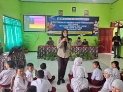 Polwan Polres Blitar Kota Ajak Siswa Baru Cegah Bullying hingga Kekerasan