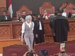 Reza Gladys Sengaja Kenakan Outfit Abu-Abu, Balas Ejekan Nikita Mirzani