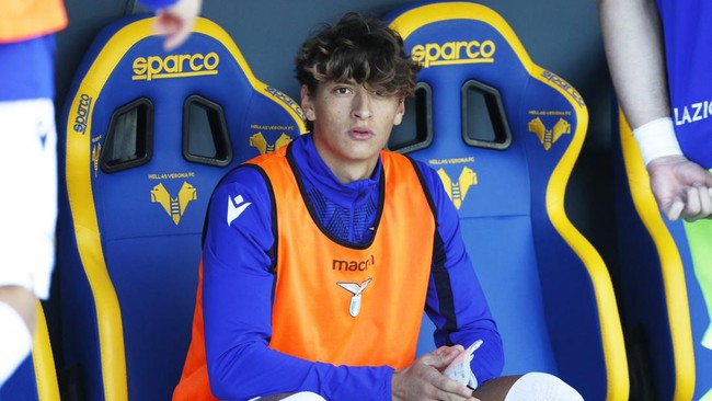 Cicit Benito Mussolini, Romano Floriani, siap debut di Serie A bersama Cremonese. Ia fokus pada sepak bola meski menghadapi tekanan nama keluarganya.