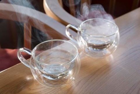 segelas air hangat pertama kali di pagi hari sebelum sarapan. Hal ini memanfaatkan refleks gastrokolik alami tubuh, yakni rangsangan pada usus yang terjadi saat perut menerima makanan atau minuman yang paling kuat bekerja di pagi hari.