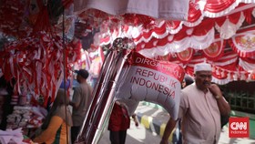 Pedagang Takut dan Bingung Anak Muda Cari Bendera One Piece