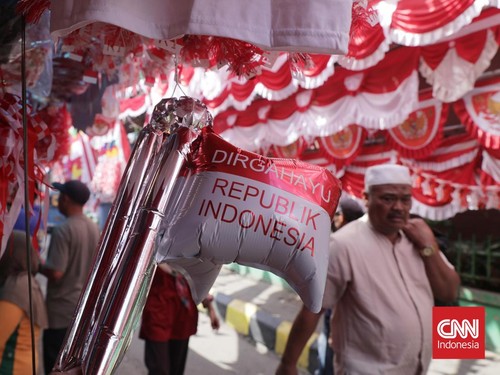 Pedagang Takut dan Bingung Anak Muda Cari Bendera One Piece