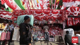 Keluh Kesah Pedagang Bendera Merah Putih Terlindas Belanja Online