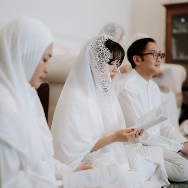 Momen Canggung tapi Haru Ikke Nurjanah & Aldi Bragi di Pernikahan Anak