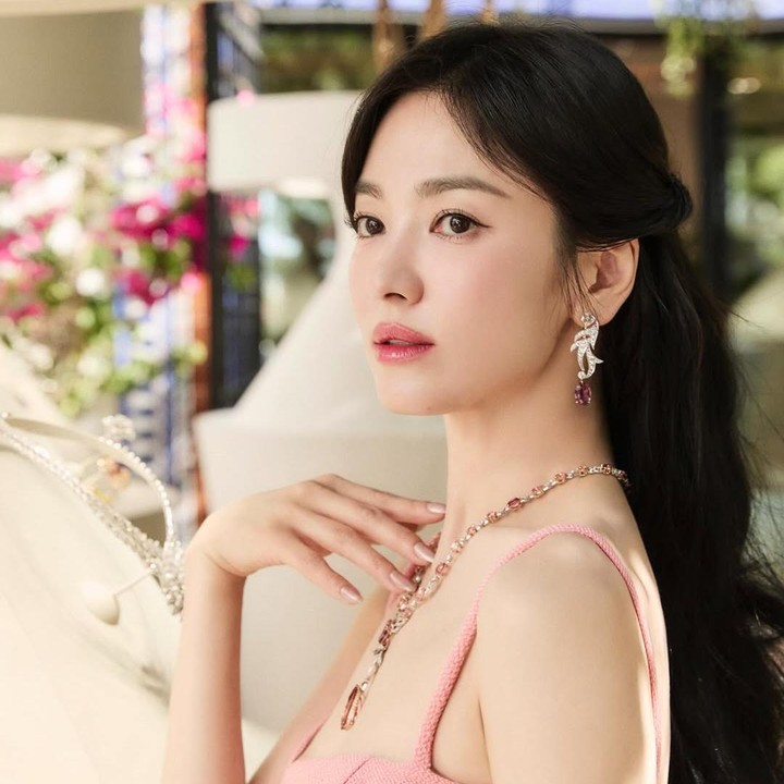 <p>Bukan rahasia umum lagi, kebanyakan artis Korea melakukan perawatan untuk menjaga tubuh mereka tetap bugar dan paripurna saat tampil di hadapan publik. Oleh karena itu, tak jarang dari mereka yang telah menginjak usia kepala empat masih awet muda. Salah satunya adalah aktris Song Hye Kyo. (Foto: Instagram@kyo1122)</p>