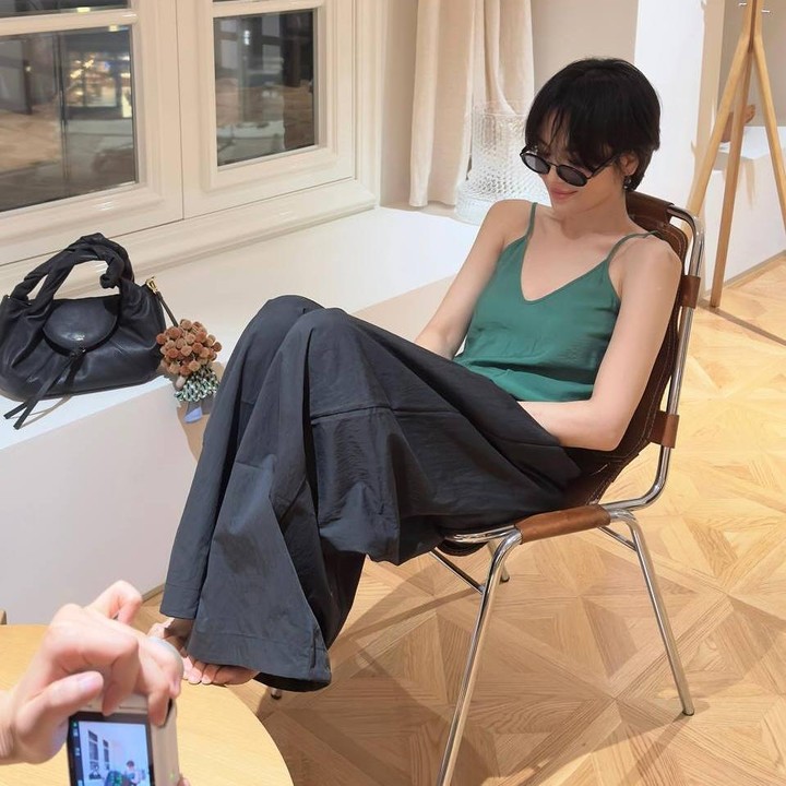 <p>Lantaran menggunakan <em>outfit</em> yang kasual bak anak remaja, membuat perempuan 43 tahun ini terlihat seperti anak muda. “Cantik dan abadi,” tulis akun <em>@julie_c****.</em> “Hye Kyo bukankah dia begitu cantik!!!!” tulis akun <em>@st****.</em>  (Foto: Instagram@kyo1122)</p>