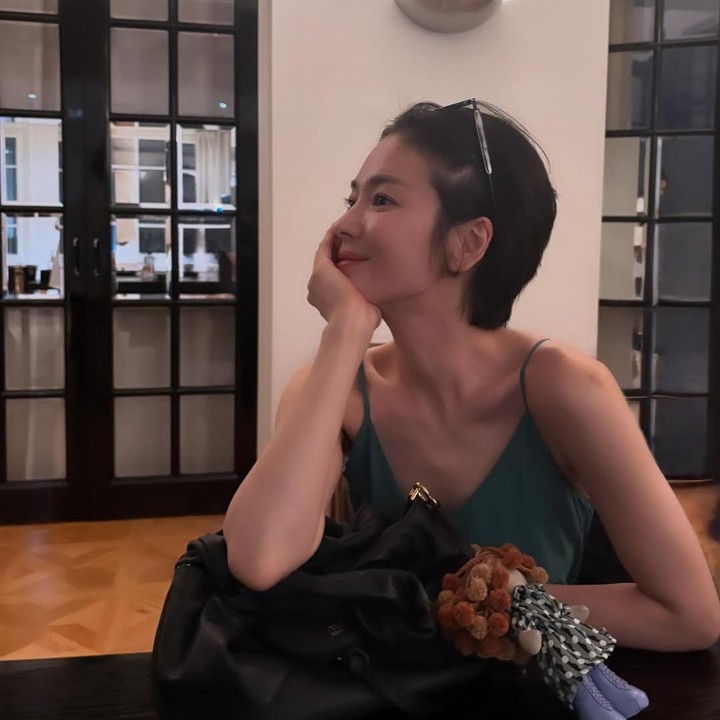 <p>Hal tersebut diketahui langsung dari postingan sang aktris di Instagram pribadinya. Bahkan, belum lama ini, ia juga terlihat mengunggah beberapa foto terbarunya dengan model rambut pendek. (Foto: Instagram@kyo1122)</p>