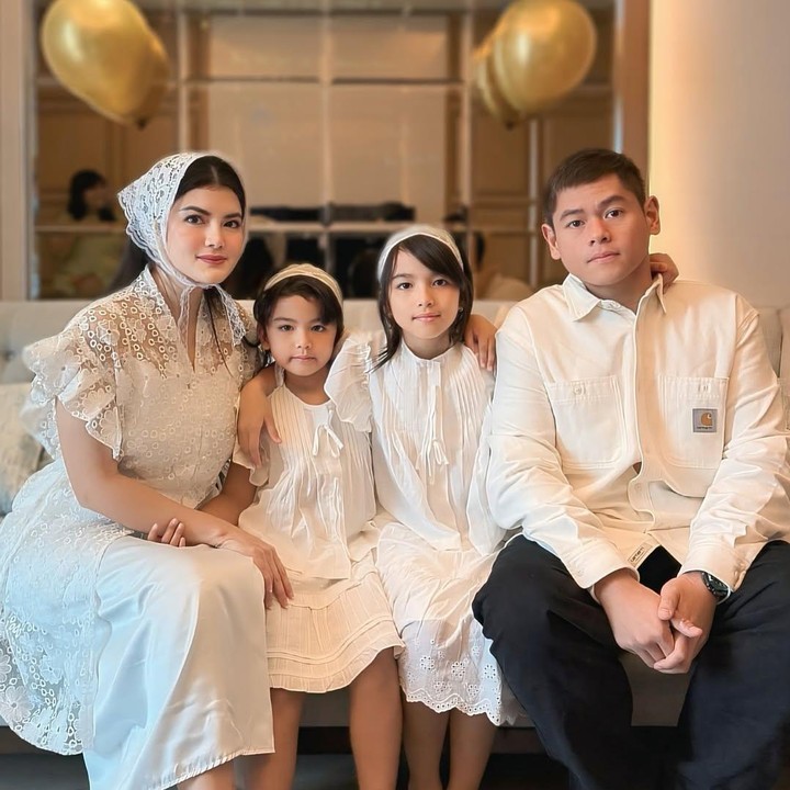 <p>Tania diketahui sudah menikah dan memiliki anak. Ia resmi menikah dengan pengusaha Kresna Jayakusuma pada tahun 2014. Dari pernikahan ini, Tania dikaruniai dua anak yang bernama Harleyafa Tavisha Jayakusuma dan Kevasha Mileica Jayakusuma. (Foto: Instagram @taniaputri1707)</p>