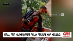 VIDEO: Pria Ngaku Ormas Palak Penjual Kopi Keliling