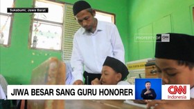VIDEO: Gaji Tak Mencukupi, Saryono Sang Guru Honorer Setia Mengabdi
