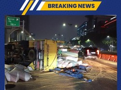 Truk Terguling di Tol Dalam Kota, Muatan Kopi Tumpah ke Jalan