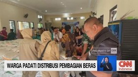 VIDEO: Warga Padati Distribusi Pembagian Beras