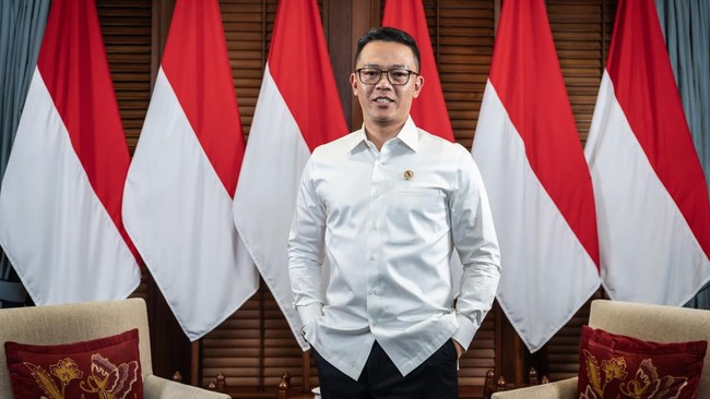 Menlu Sugiono resmi menjabat Sekjen Partai Gerindra, menggantikan Ahmad Muzani. Sugiono dikenal dekat dengan Prabowo dan berkarier politik cemerlang.