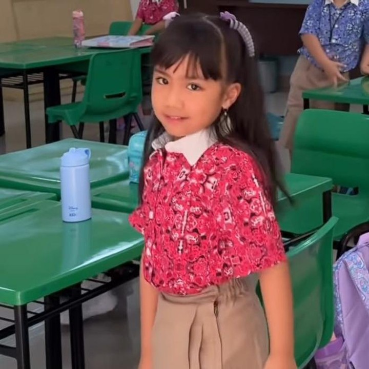 <p>Anak Momo Geisha, Sheena Gabriella Auroro Samudra tahun ini juga sudah masuk SD. Momo membagikan momen putrinya saat resmi menjadi anak SD. "Enggak berasa ada di level ini, anak-anak yang tadinya <em>baby</em> cilik banget sekarang sudah mulai gede. Udah mulai banyak mata pelajarannya," tulis Momo. (Foto: Instagram @therealmomogeisha)</p>