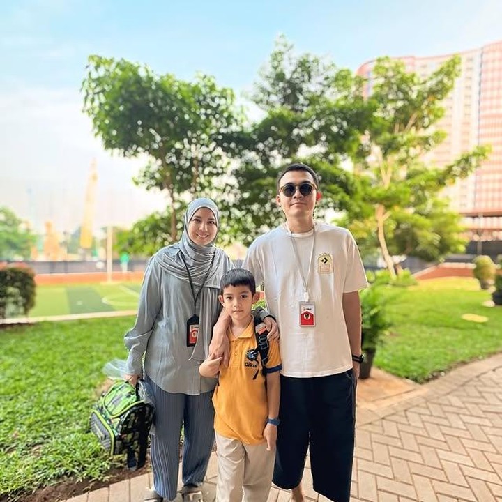 <p>Tahun ini, anak Tya Ariestya, Kalundra Ratinggang sudah resmi menjadi murid SD di Sekolah Cikal Lebak Bulus. "Hari pertama Kalundra masuk SD. Deg-degan, tapi enggak se deg-degan anak pertama, alhamdulillah anaknya juga seneng banget sama sekolah pilihannya," tulis Tya lewat unggahan Instagramnya, Selasa (15/07/2025). (Foto: Instagram @tya_ariestya)</p>