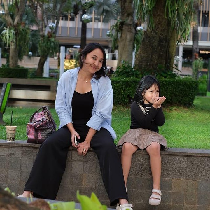 <p>Pemeran sekaligus model Inne Azri telah menikah dengan aktor Malvino Fajaro. Dari pernikahan mereka, lahirlah Luzsae pada November 2018. Tahun ini, Sae, begitu panggilan akrabnya, resmi masuk SD di Sekolah Alam Cikeas. Inne pun merasa lebih <em>mellow</em> saat harus meninggalkan Sae di kelas. "Halowww bun bunnn&hellip; Ini Sae nihhh.. hari ke 3 masuk sekolah SD tiap mau ditinggal pulang pas masuk kelas kenapa nanggis yahhh.. melow bgttt," tulis Inne Azri. (Foto: Instagram @inneazri)</p>