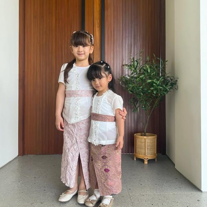 <p>Dua kakak beradik ini ternyata selalu tampil kompak dalam berbagai kesempatan. Belum lama ini, sang Bunda mengunggah momen kebersamaan kedua anaknya saat memakai baju adat Bali. Mereka tampak mengenakan kebaya putih dengan rok senada. "Gadis2 Baliku," tulis Franda dalam <em>caption</em> Instagramnya, Jumat (18/07/2025). (Foto: Instagram @frandaaa87)</p>