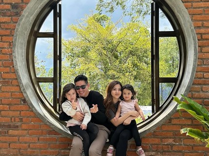 5 Potret Dua Putri Cantik Franda & Samuel Zylgwyn yang Jarang Tersorot