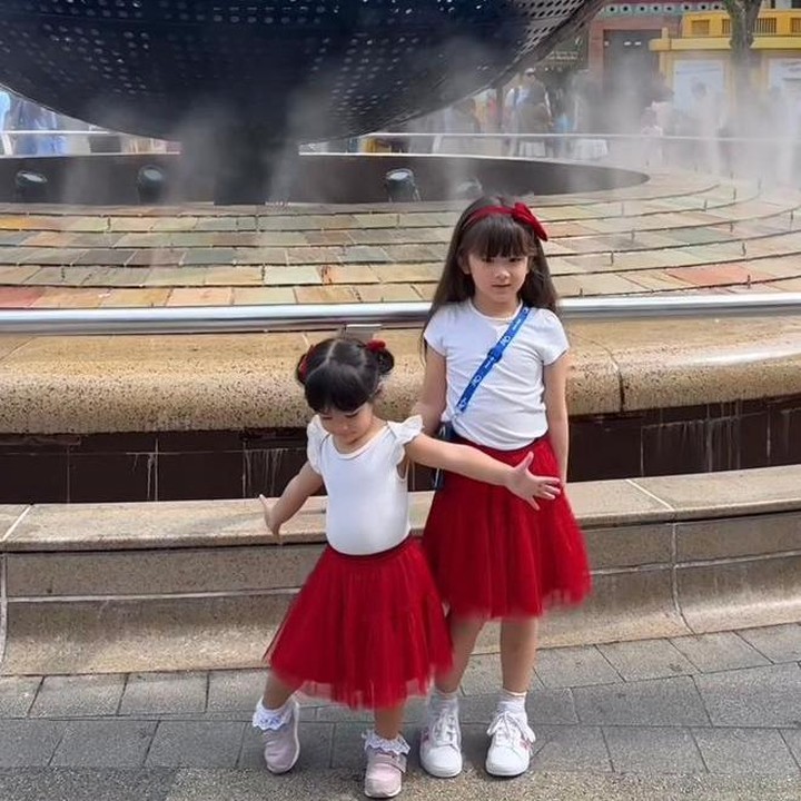 <p>Siapa yang enggak gemas lihat potret dua kakak beradik ini? Selain wajah mereka yang sama-sama cantik, gaya OOTD mereka juga selalu sukses mencuri perhatian. Momen ini diabadikan saat mereka tengah liburan dan tentu saja berhasil bikin netizen meleleh. (Foto: Instagram @frandaaa87)</p>