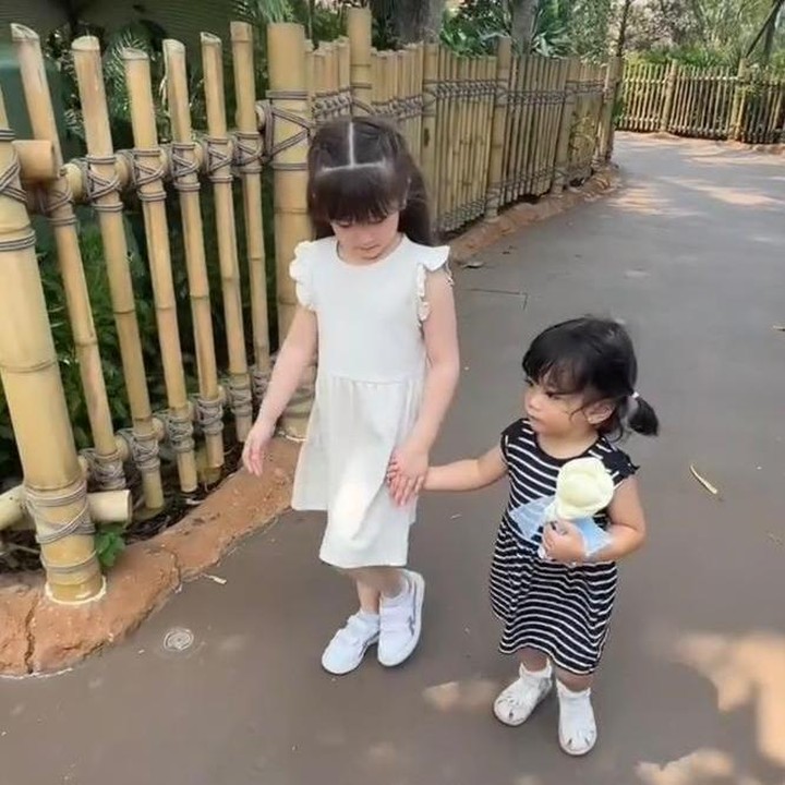 <p>Dalam unggahan lainnya, kedua putri Franda kompak menggunakan <em>dress</em> kasual dengan rambut dikuncir dua. Sang kakak yang akrab disapa Vechia tampak menggandeng tangan adiknya dengan penuh kasih sayang. (Foto: Instagram @frandaaa87)</p>