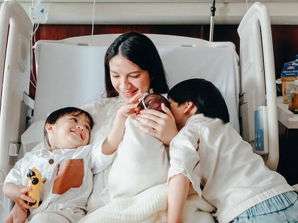 Acha Sinaga Lakukan Tummy Time pada Bayinya Sejak Lahir, Ketahui 5 Manfaatnya