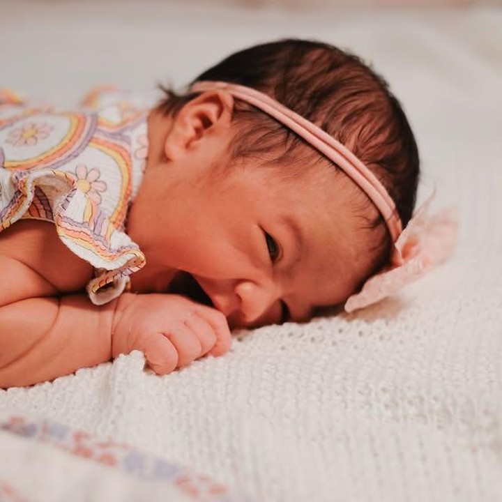 <p>Kehadiran anak-anak tentu menjadi anugerah terindah dalam hidup rumah tangga Acha Sinaga dan Andy Ambarita. Setelah melalui perjalanan panjang sebagai orang tua, pasangan ini kini kian lengkap dengan hadirnya si bungsu yang begitu dinanti. Putra sulung mereka, Lucas Asaf, lahir pada Maret 2020. Disusul Jethro Kenaniah yang lahir Mei 2023. Acha melahirkan anak ketiga berjenis kelamin perempuan lewat operasi caesar, Minggu, 22 Juni 2025. (Foto: Instagram @achasinaga)</p>