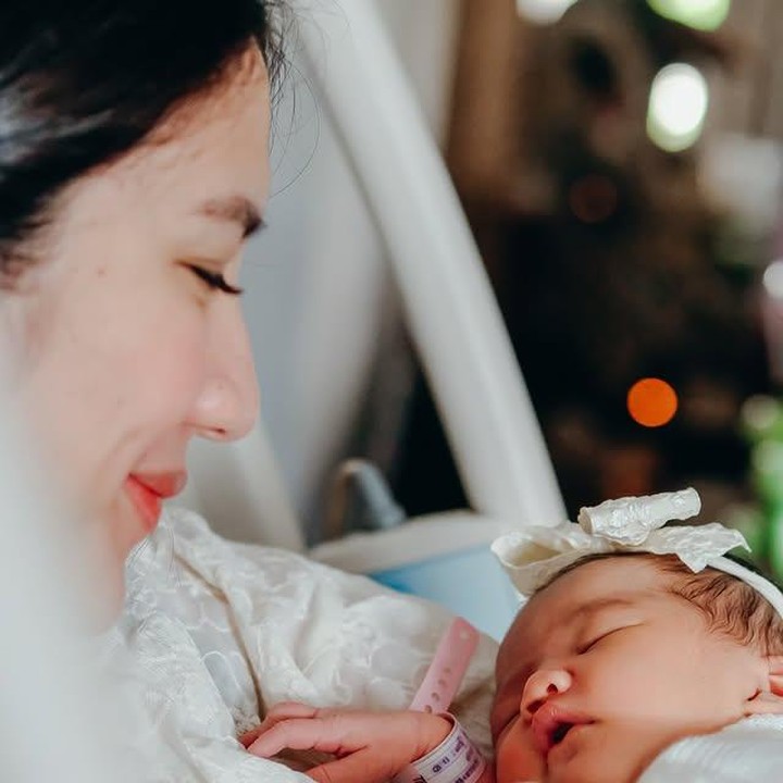 <p>Bayi perempuan cantik ini diberi nama Jemima Rose Ambarita. Sejak lahir, Jemima sudah langsung mencuri perhatian netizen, tak terkecuali ggaya OOTD-nya. Baru-bar ini, Acha mengunggah momen Jemima sudah berusia 1 bulan. &ldquo;Selamat 1 bulan untuk putri kami, Jemima,&rdquo; tulis Acha lewat unggahan Instagramnya, Rabu (23/07/2025). (Foto: Instagram @achasinaga)</p>