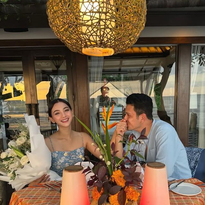 <p>Meski jarang mengumbar kehidupan pribadi, Glenca dan Rendi sesekali membagikan momen manis mereka di media sosial. Salah satunya saat Rendi mengunggah potret romantis di hari ulang tahun sang istri. &ldquo;Untuk yang selalu membuat hariku lebih indah, selamat ulang tahun sayangku,&rdquo; tulis Rendi lewat unggahan Instagramnya, Senin (14/07/2025). (Foto: Instagram @glencachysaraofficial)</p>