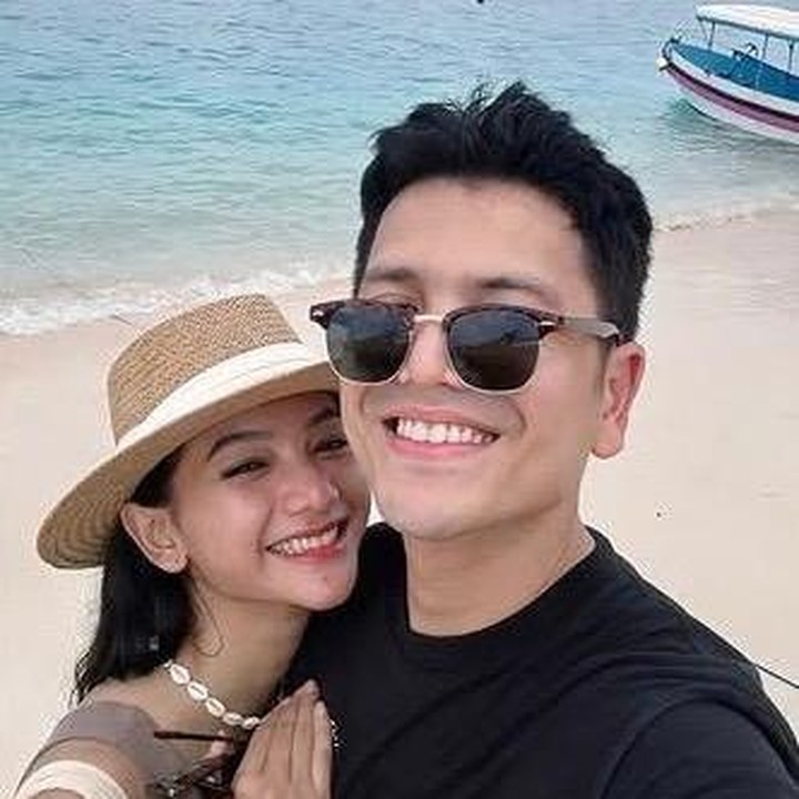 <p>Selain itu, pasangan ini juga sempat membagikan potret liburan mereka ke pantai di pertengahan Juli. Mereka masih saja terlihat layaknya pengantin baru yang lagi menikmati bulan madu. (Foto: Instagram @glencachysaraofficial)</p>