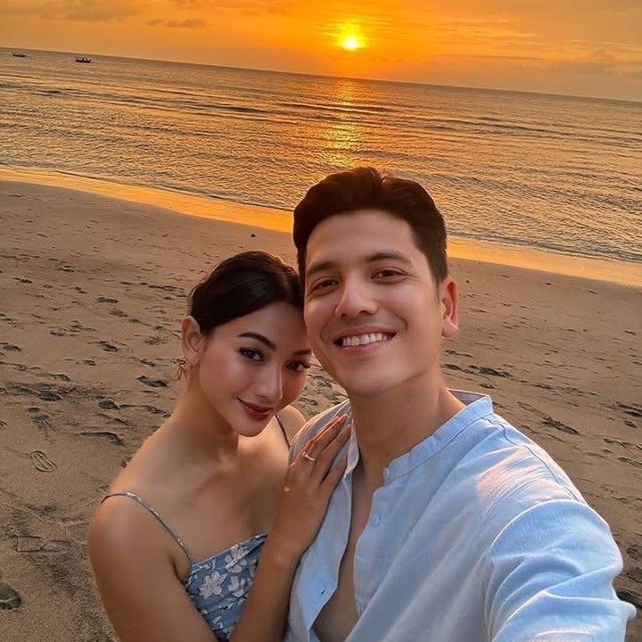 <p>Enggak heran ya, Bunda, kalau banyak warganet yang turut mendoakan pasangan ini terus langgeng. Salah satu komentar yang menarik datang dari akun Instagram @syifa*******, &ldquo;Masya Allah pasangan favorit aku, till jannah kak Glencha &amp; kak Rendi. Allahumma Baarik,&rdquo; tulisnya. (Foto: Instagram @glencachysaraofficial)</p>