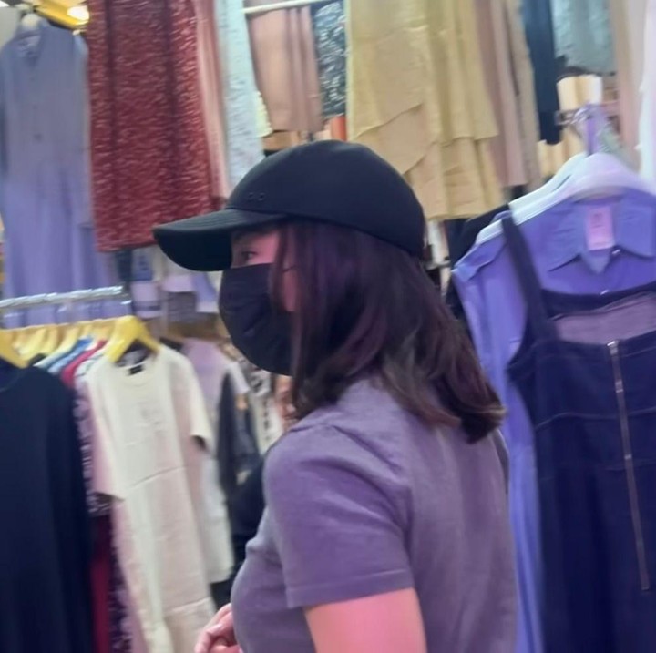 <p>Pasar yang legendaris di Jakarta ini memang terkenal sebagai surganya pakaian murah meriah. Tak hanya jadi incaran anak muda, ternyata Bunda, Nikita Willy juga ikut terjun langsung menyusuri lorong-lorong pasar, lho. (Foto: Youtube @NikitaWilly.indraPriawan)</p>