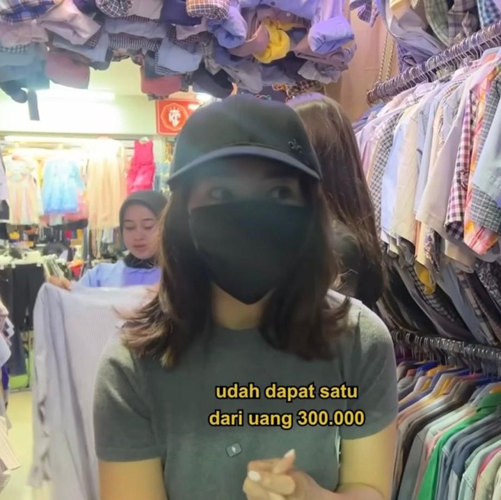<p>Ia datang bareng sang adik, Winona Willy, untuk menjajal tantangan seru belanja <em>outfit</em> hanya dengan bujet Rp300 ribu per orang. Momen langka ini diabadikan di kanal YouTube <em>Nikita Willy Official</em>. Menariknya lagi, ini adalah pengalaman pertama Nikita menyambangi pasar tersebut. (Foto: Youtube @NikitaWilly.indraPriawan)</p>