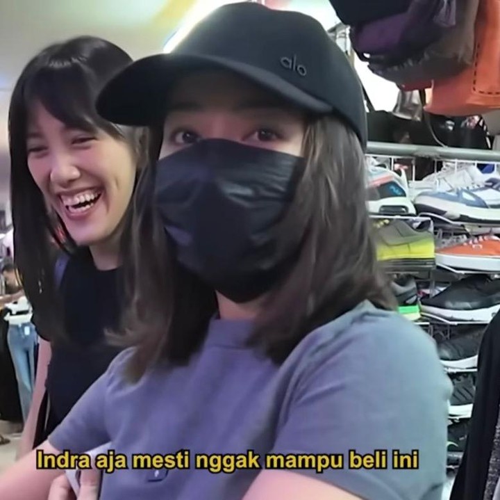 <p>Meski awalnya kaget, Nikita langsung semangat berburu baju. Ia dan Winona tampak totalitas menyisir satu per satu lapak demi mencari <em>outfit</em> kece dengan harga bersahabat. Dan di tengah perburuannya, Nikita mendadak heboh saat menemukan kemeja yang tampak <em>branded</em>. &ldquo;Wow, Brioni! Ini beneran? Indra aja masih enggak mampu beli ini," ujar Nikita. (Foto: Youtube @NikitaWilly.indraPriawan)</p>