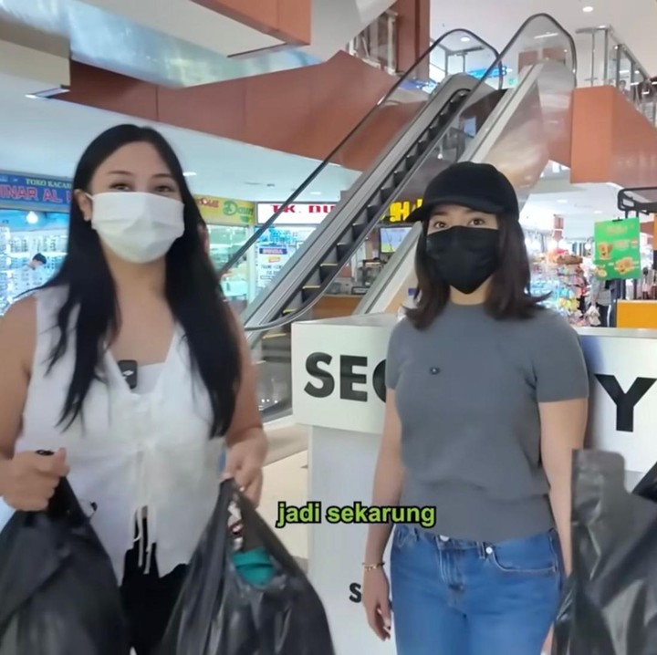<p>Keseruan Nikita Willy beraksi di Pasar Senen langsung menuai reaksi gemas dari netizen. Banyak yang salut karena Nikita tetap rendah hati meski kini sudah menjadi Bunda sosialita. &ldquo;Nah, sekelas Niki aja bantu penjual di Pasar Senen,&rdquo; tulis akun @erli***. (Foto: Youtube @NikitaWilly.indraPriawan)</p>